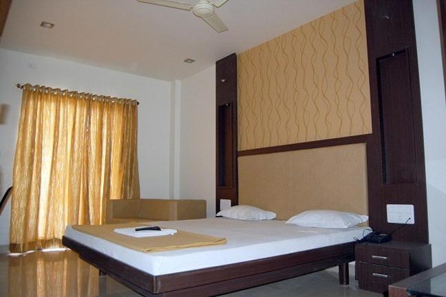 Hotel Sangram Palace Shirur Exterior foto